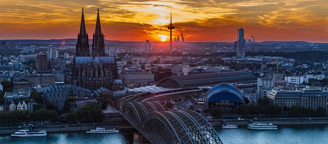Der Kölner Dom im Sonnenuntergang