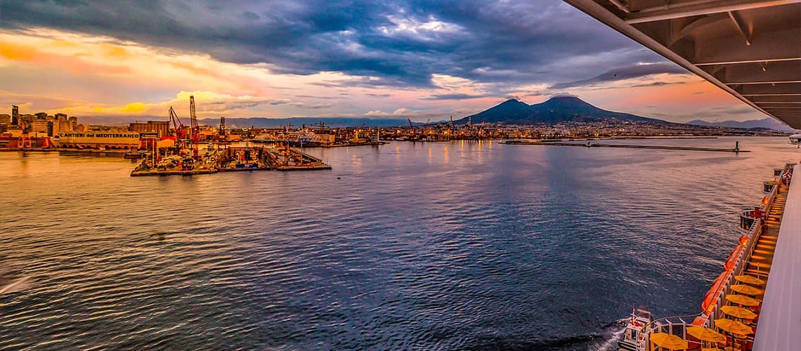 Der Hafen von Neapel mit dem Vesuv im Hintergrund