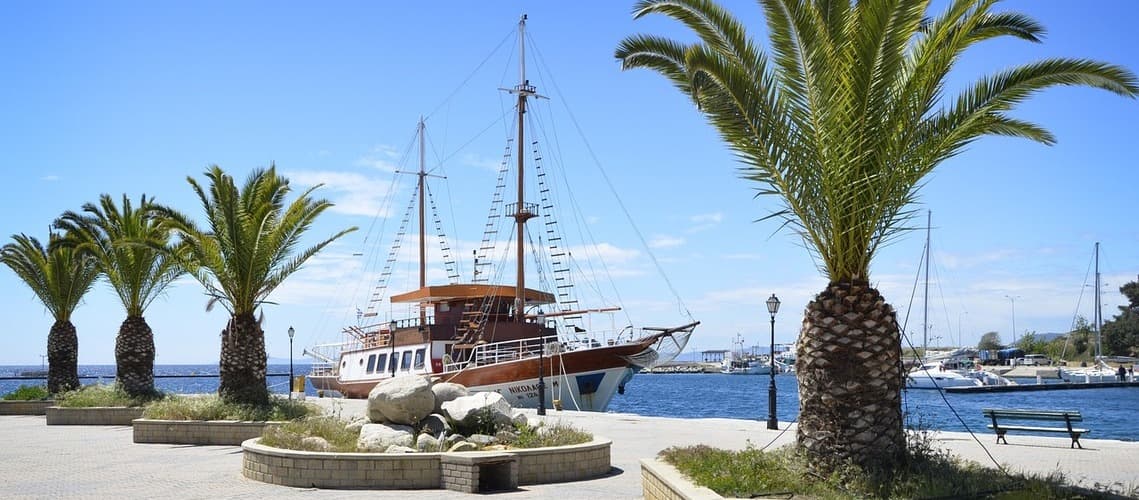 Dem Hafen von Chalkidiki entlang