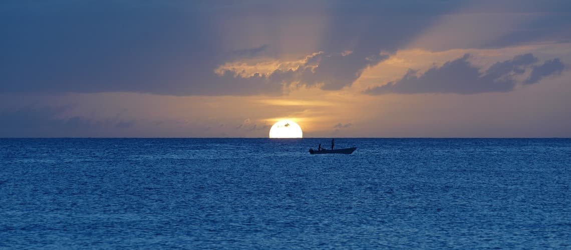 Wunderschöner Sonnenuntergang am Strand