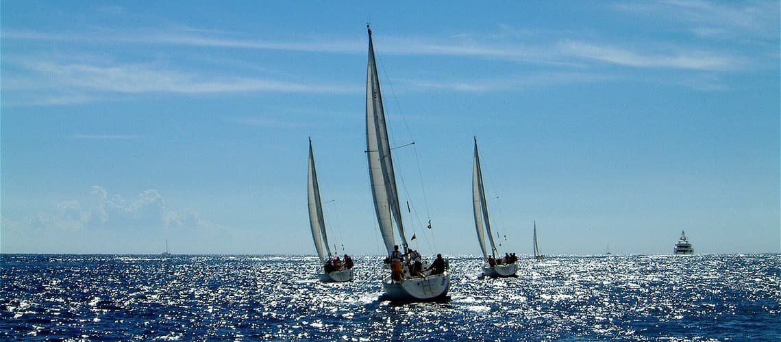 Segelboote in der Nähe von Plage de Palombaggia 