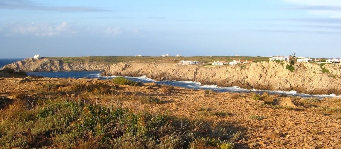 Entlang einer Felsküste von Menorca