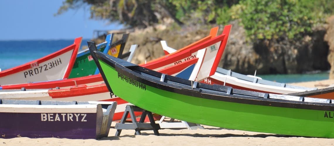 Bunte Fischerboote am Strand von Puerto Rico