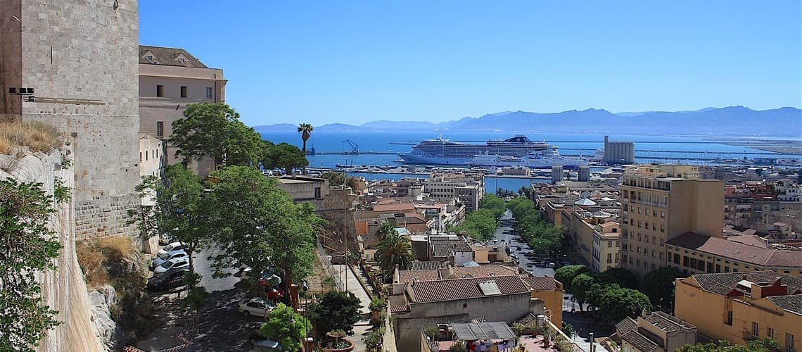 Kreuzfahrschiff am Hafen von Cagliari