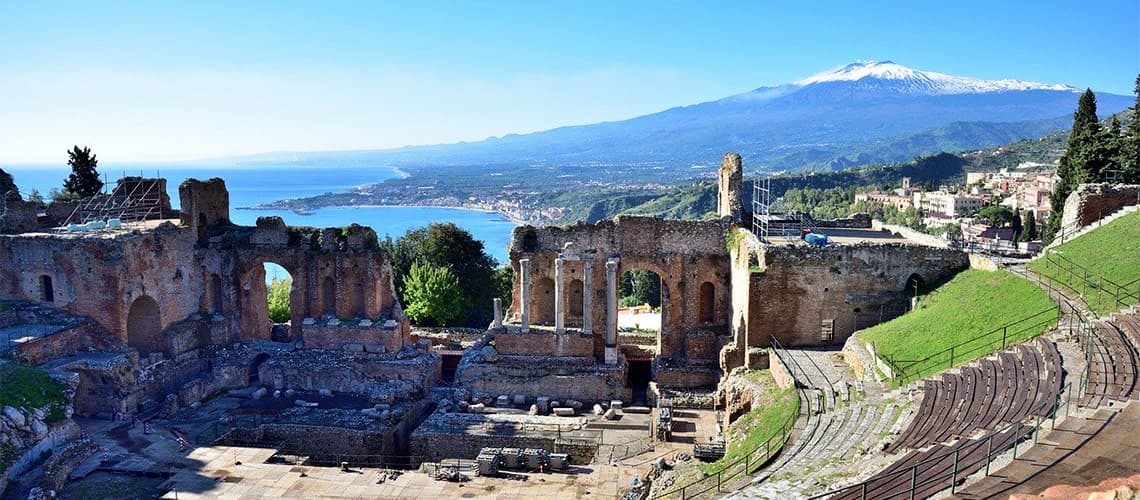 Blick auf den Ätna vom antiken Theater in Taormina